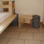 Bett mit Beistelltisch Bett mit Beistelltisch
